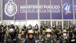 La policía hace guardia afuera de la oficina del fiscal especial, mientras el presidente peruano, Pedro Castillo, comparecía a la fiscalía para ser interrogado en el marco de una investigación por corrupción, en Lima, Perú, el 17 de junio de 2022. 