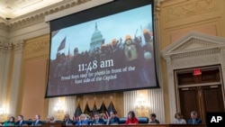 Un video presentado por el comité que aparentemente muestra a miembros de los Proud Boys frente al Capitolio el 6 de enero de 2021. Foto AP.
