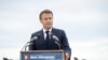 Presiden Prancis Emmanuel Macron menyampaikan pidato saat mengunjungi pasukan NATO di Pangkalan Udara Mihail Kogalniceanu, dekat kota Constanta, Rumania, 15 Juni 2022. (Yoan Valat/Pool via REUTERS)