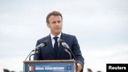 Presiden Prancis Emmanuel Macron menyampaikan pidato saat mengunjungi pasukan NATO di Pangkalan Udara Mihail Kogalniceanu, dekat kota Constanta, Rumania, 15 Juni 2022. (Yoan Valat/Pool via REUTERS)