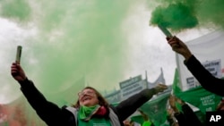 Mujeres argentinas protestan contra la anulación de la sentencia Roe Vs Wade por parte de la Corte Suprema de Estados Unidos, que elimina las protecciones constitucionales de las mujeres para el aborto, en Buenos Aires, Argentina, el lunes 27 de junio de 2022.