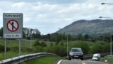 Automobil na granici između Sjeverne Irske i Irske, u Carrickcarnanu, Irska, 19. maja 2022.
