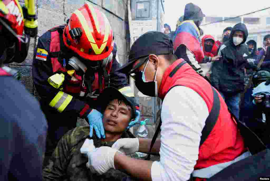 Un manifestante recibe atención médica abrumado por gases lacrimógenos disparados por personal de seguridad.&nbsp;