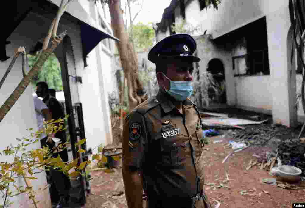 Colombo estaba tranquilo el lunes cuando cientos de personas entraron a la secretaría y residencia del presidente y recorrieron los edificios de la era colonial. La policía no intentó intervenir.