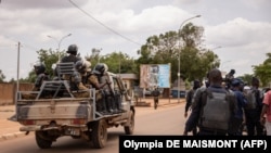 ARCHIVES - Des gendarmes patrouillent dans une rue à Ouagadougou, le 5 mai 2014.