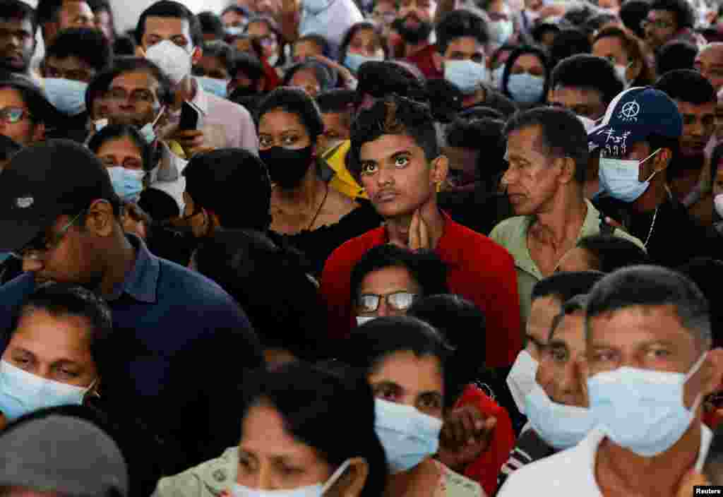 Miles de manifestantes asaltaron la casa y la oficina del presidente Gotabaya Rajapaksa y la residencia oficial del primer ministro el 9 de julio de 2022, cuando las manifestaciones por su incapacidad para superar una devastadora crisis económica estallaron en violencia.