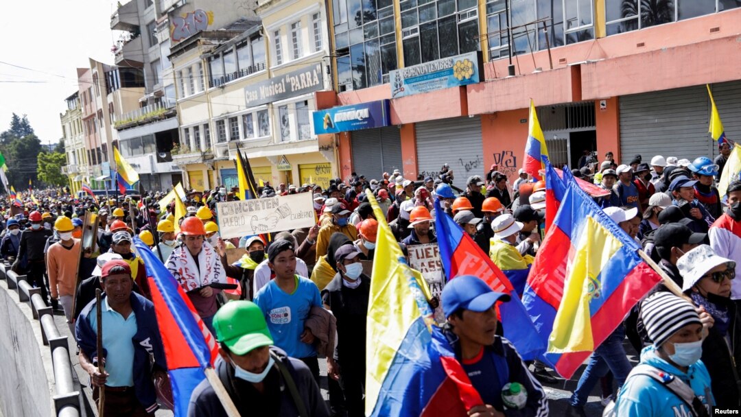 Personas de diferentes grupos indígenas, feministas y estudiantes marchan mientras protestan contra el gobierno del presidente de Ecuador, Guillermo Lasso, en Quito, Ecuador, el 30 de junio de 2022. REUTERS/Karen Toro/Foto de archivo