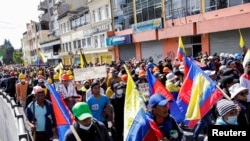 Personas de diferentes grupos indígenas, feministas y estudiantes marchan mientras protestan contra el gobierno del presidente de Ecuador, Guillermo Lasso, en Quito, Ecuador, el 30 de junio de 2022. REUTERS/Karen Toro/Foto de archivo