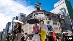 Para pejalan kaki di kawasan Ginza, Tokyo, 26 Juni 2022. (Philip FONG / AFP)
