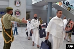 Peziarah Muslim tiba di Bandara Internasional King Abdulaziz di kota pesisir Laut Merah Arab Saudi Jeddah, 5 Juni 2022, sebelum ziarah haji tahunan di kota suci Makkah. (Amer HILABI/AFP)