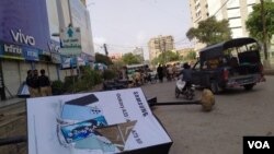موبائل مارکیٹ کے باہر سیکیورٹی اہلکاروں کی ایک بڑی تعداد امن عامہ کے قیام کے لیے پہنچی البتہ مظاہرین کا احتجاج جاری رہا۔