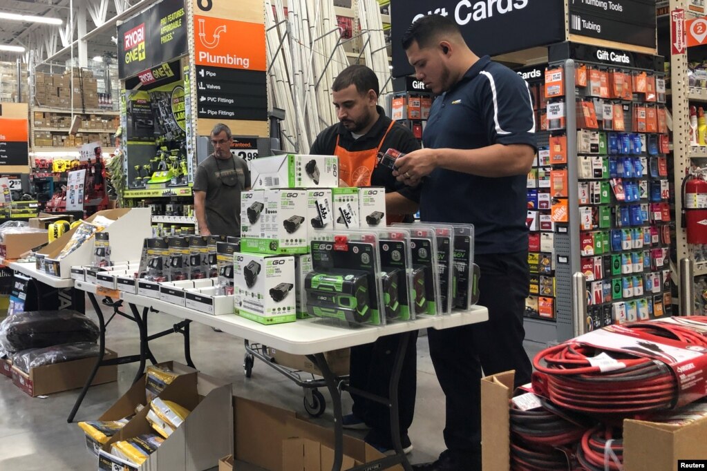 Personas en Miami, Florida, compran suministros en Home Depot en previsión de la llegada del huracán Dorian. Agosto 31 de 2019. REUTERS/Marco Bello.