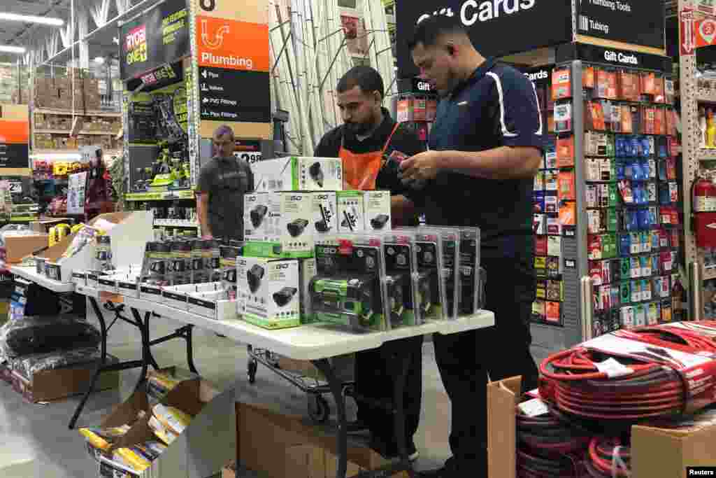 Personas en Miami, Florida, compran suministros en Home Depot en previsión de la llegada del huracán Dorian. Agosto 31 de 2019. REUTERS/Marco Bello.