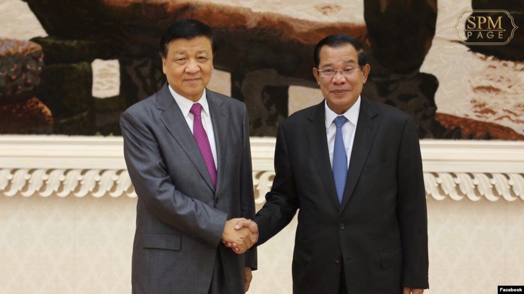 លោក​ លីវ​ យុន​សាន​ (Liu Yunshan) មន្ត្រី​ទទួល​បន្ទុក​កិច្ចការ​នយោបាយ​របស់​បក្ស​កុម្មុយ​នីស្ត​ចិន បាន​ជួប​ជាមួយ​លោក​នាយករដ្ឋ​មន្ត្រី ហ៊ុន សែន​ ក្នុង​ដំណើរ​ទស្សនកិច្ច​នៅ​កម្ពុជា​ដែល​ត្រូវបាន​ស្នើឡើង​ដោយ​រដ្ឋាភិបាល​កម្ពុជា នៅ​រាជធានី​ភ្នំពេញ នៅ​ព្រឹកថ្ងៃពុធ ទី២០ ខែកញ្ញា ឆ្នាំ២០១៧។ (រូបថត​ដកស្រង់​ពី​ទំព័រ​ហ្វេសប៊ុក Samdech Hun Sen, Cambodian Prime Minister)