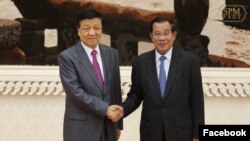 លោក​ លីវ​ យុន​សាន​ (Liu Yunshan) មន្ត្រី​ទទួល​បន្ទុក​កិច្ចការ​នយោបាយ​របស់​បក្ស​កុម្មុយ​នីស្ត​ចិន បាន​ជួប​ជាមួយ​លោក​នាយករដ្ឋ​មន្ត្រី ហ៊ុន សែន​ ក្នុង​ដំណើរ​ទស្សនកិច្ច​នៅ​កម្ពុជា​ដែល​ត្រូវបាន​ស្នើឡើង​ដោយ​រដ្ឋាភិបាល​កម្ពុជា នៅ​រាជធានី​ភ្នំពេញ នៅ​ព្រឹកថ្ងៃពុធ ទី២០ ខែកញ្ញា ឆ្នាំ២០១៧។ (រូបថត​ដកស្រង់​ពី​ទំព័រ​ហ្វេសប៊ុក Samdech Hun Sen, Cambodian Prime Minister)