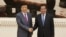 លោក​ លីវ​ យុន​សាន​ (Liu Yunshan) មន្ត្រី​ទទួល​បន្ទុក​កិច្ចការ​នយោបាយ​របស់​បក្ស​កុម្មុយ​នីស្ត​ចិន បាន​ជួប​ជាមួយ​លោក​នាយករដ្ឋ​មន្ត្រី ហ៊ុន សែន​ ក្នុង​ដំណើរ​ទស្សនកិច្ច​នៅ​កម្ពុជា​ដែល​ត្រូវបាន​ស្នើឡើង​ដោយ​រដ្ឋាភិបាល​កម្ពុជា នៅ​រាជធានី​ភ្នំពេញ នៅ​ព្រឹកថ្ងៃពុធ ទី២០ ខែកញ្ញា ឆ្នាំ២០១៧។ (រូបថត​ដកស្រង់​ពី​ទំព័រ​ហ្វេសប៊ុក Samdech Hun Sen, Cambodian Prime Minister)