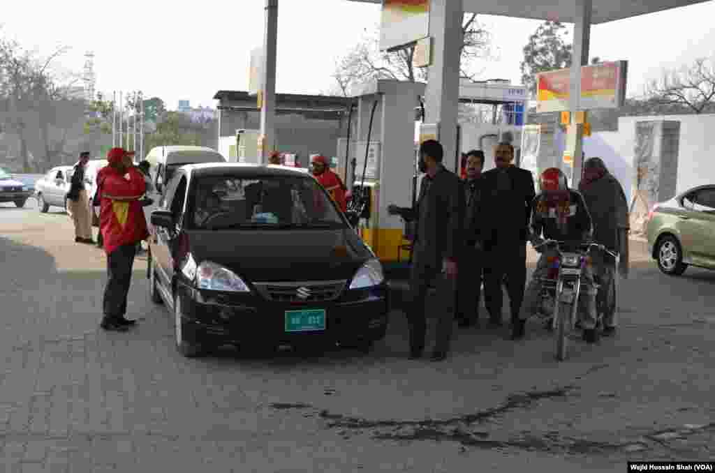 وزیراعظم نواز شریف نے بحران کے حل اور عوام کو فوری ریلیف کی فراہمی کیلئے ہرممکن اقدامات کرنے کی ہدایت کی ہے۔ 