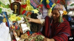 Seorang Shaman, Salomon Cancho, membaca daun-daun keramat setelah menebarkannya di atas meja dalam suatu ritual tahun Baru di Lima, Peru (Foto: dok). Semakin banyak warga New York tertarik pada praktik keyakinan penduduk asli Amerika ini.