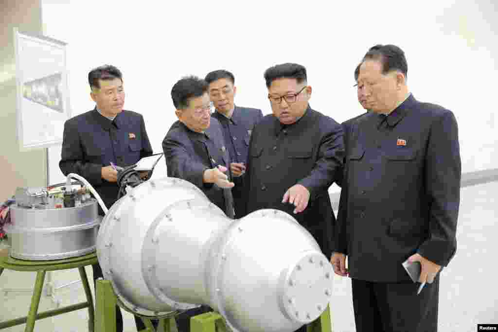 북한 김정은 국무위원장이 &#39;핵무기 병기화 사업&#39;을 현지지도했다고 조선중앙통신이 지난 3일 보도했다. 뒤에 세워둔 안내판에 북한의 ICBM급 장거리 탄도미사일로 추정되는 &#39;화성-14형&#39;의 &#39;핵탄두(수소탄)&#39;이라고 적혀있다.