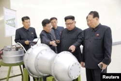 지난 2017년 9월 북한 김정은 국무위원장이 '핵무기 병기화 사업'을 현지지도했다고 조선중앙통신이 보도했다. 뒤에 세워둔 안내판에 북한의 ICBM급 장거리 탄도미사일로 추정되는 '화성-14형'의 '핵탄두(수소탄)'이라고 적혀있다.
