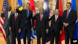 Tổng thống Mỹ Barack Obama chụp ảnh với các lãnh đạo từ những đảo quốc nhỏ nhất có nguy cơ bị những ảnh hưởng vì biến đổi khí hậu, tại Paris, ngày 12/1/2015.