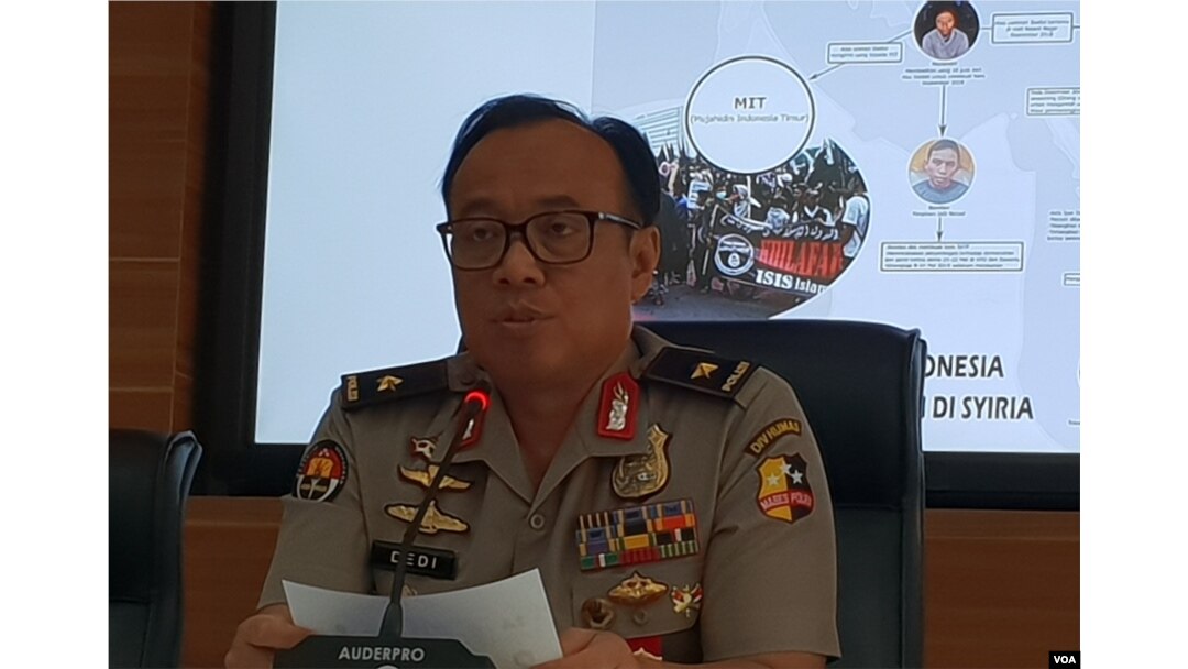 Kepala Biro Penerangan Umum Polri, Brigjen Dedi Prasetyo memberikan keterangan soal pelaku bom bunuh diri di gereja Filipina di kantornya, Selasa 23/7. (VOA/Fathiyah)
