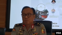 Kepala Biro Penerangan Umum Polri, Brigjen Dedi Prasetyo memberikan keterangan soal pelaku bom bunuh diri di gereja Filipina di kantornya, Selasa 23/7. (VOA/Fathiyah)