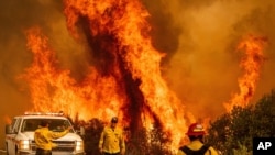 23일 대형 산불이 발생한 미국 캘리포니아주 레이크카운티에서 소방관들이 불길을 잡기 위해 애쓰고 있다.