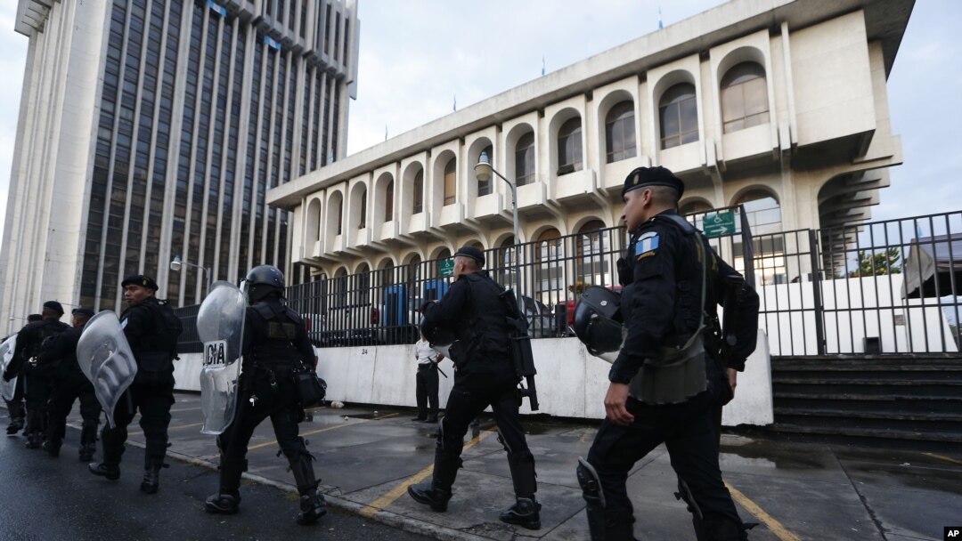 Policía fuera de una corte en la Ciudad de Guatemala. 
