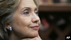  ທ່ານ​ນາງ Hillary Clinton ລັດ​ຖະມົນຕີກະຊວງ​ການ​ຕ່າງປະ
​ເທດຂອງ​ສະຫະລັດ ທີ່ໄດ້ລົ້ມ​ປ່ວຍ ບໍ່ສະບາຍ ລຸນຫລັງທີ່ເປັນລົມ ຢູ່ໃນ​ເຮືອນຂອງ
ທ່ານນາງເອງ (AP Photo/Elise Amendola)