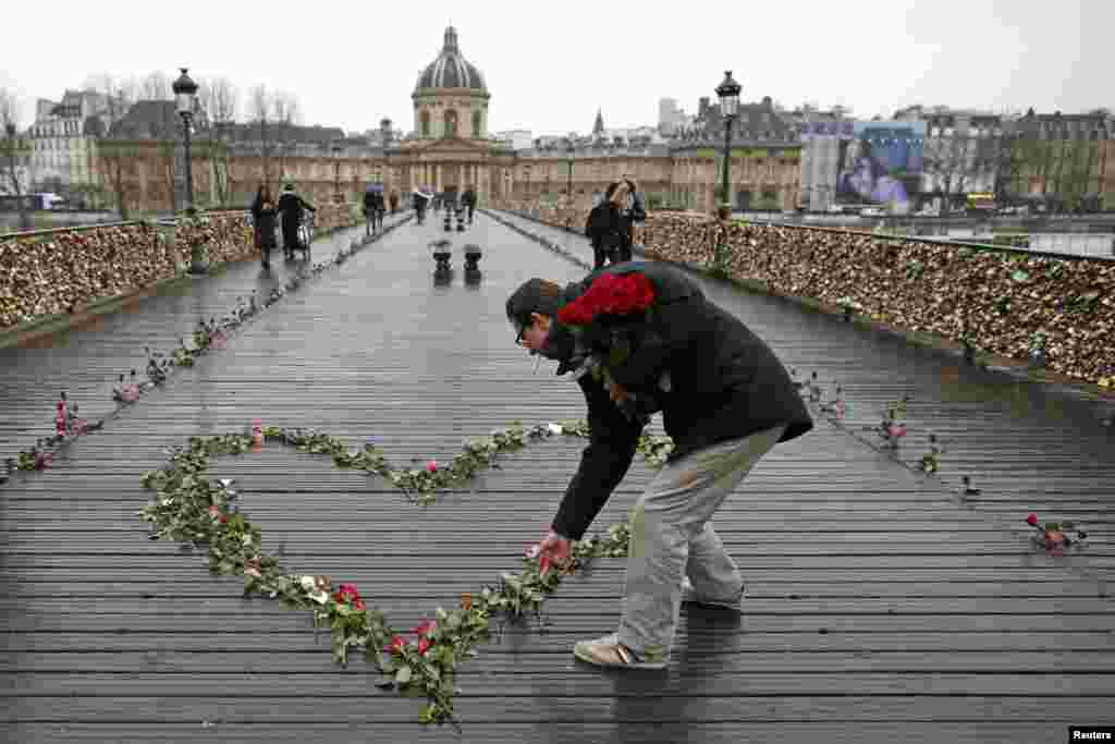 Hoa hồng được đặt trên cầu Pont des Arts qua sông Seine trong Ngày Valentine tại Paris, Pháp.