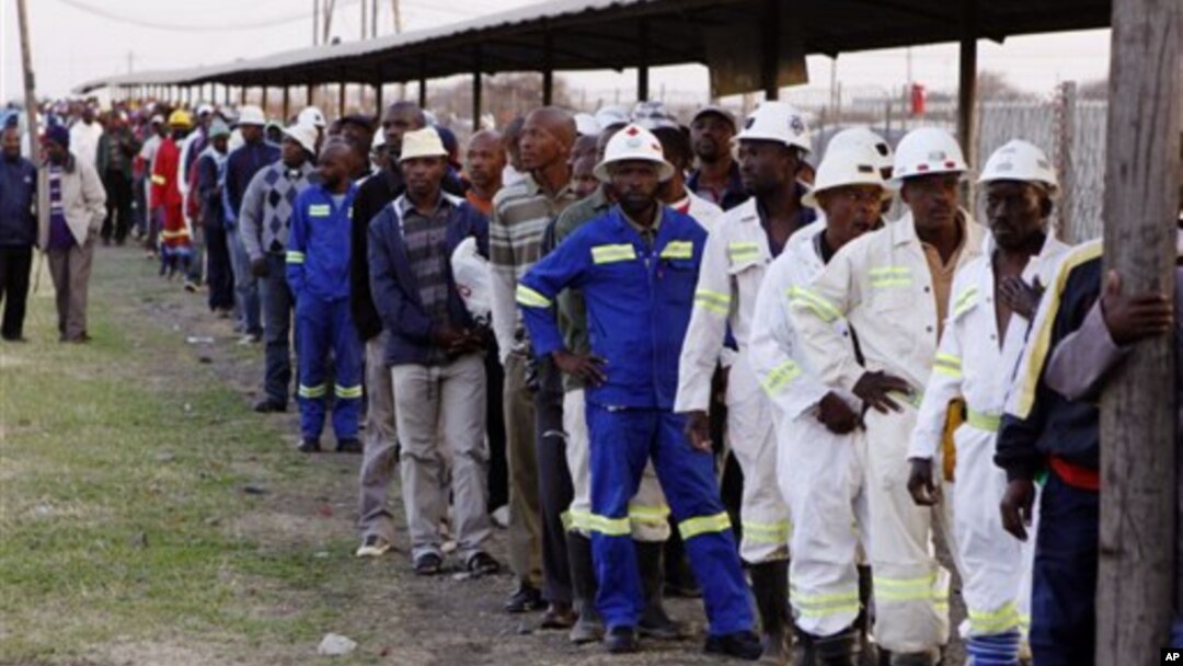 Para pekerja tambang platina Lonmin Marikana, Rutensburg, Afrika Selatan, kembali bekerja hari ini (20/9) setelah menandatangani kesepakatan kenaikan gaji sebesar 22 persen.