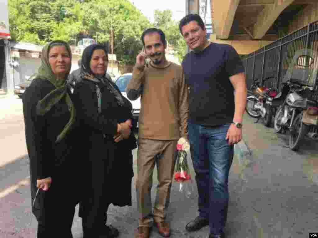 حسین رونقی، زندانی سیاسی در ایران بعد از حدود ۴۰ روز اعتصاب غذا هفته پیش از زندان آزاد شد. به گفته خانواده او، دادستانی تهران به خاطر بیماری هایی که آقای رونقی دارد، حکم عدم تحمل حبس برای او صادر کرده و به این ترتیب او دیگر نیاز نیست به زندان بازگردد. وی در زندان به نارسایی حاد کلیه دچار شده است. آقای رونقی ملکی چند سالی است که از سوی قوه قضاییه چند بار بازداشت و زندانی شده است. حسین رونقی ملکی با نام مستعار بابک خرمدین وبلاگ می‌نوشت و اولین بار بعد از وقایع سال ۸۸ بازداشت شد.