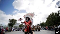 Un groupe de mimes de Philadelphie marche à Seaside Heights, NJ, le dimanche 13 octobre 2013. (AP Photo / Mel Evans)