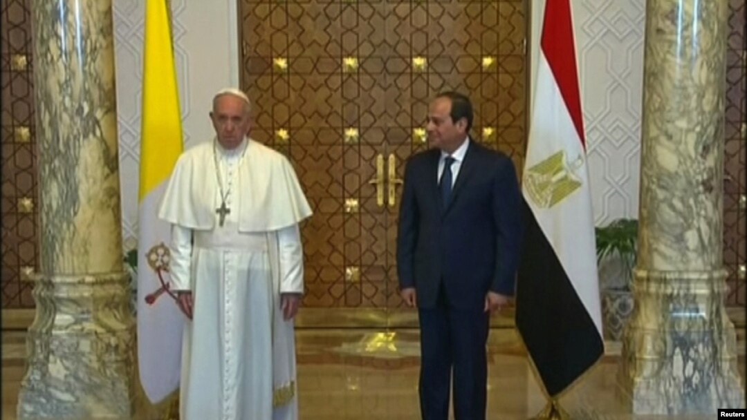 Paus Fransiskus (kiri) bersama Presiden Mesir Abdel Fattah al-Sisi di Istana Presiden Mesir Ittihadiya, Kairo, Mesir, 28 April 2017. (REUTERS//Egypt TV via REUTERS TV). 