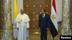 Paus Fransiskus (kiri) bersama Presiden Mesir Abdel Fattah al-Sisi di Istana Presiden Mesir Ittihadiya, Kairo, Mesir, 28 April 2017. (REUTERS//Egypt TV via REUTERS TV). 