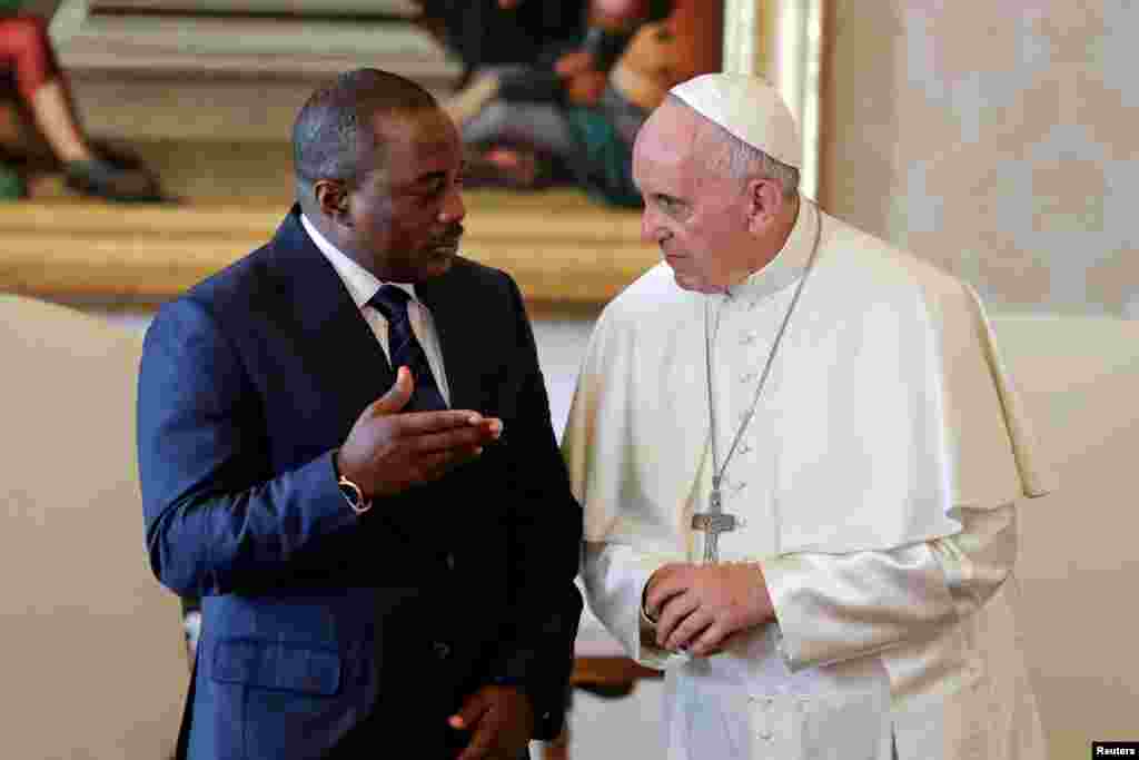 Le pape François échange avec le président de la RDC Joseph Kabila lors d'une audience privée au Vatican, le 26 septembre 2016.