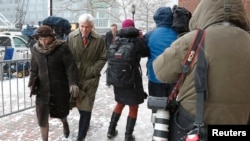 Defense attorney (2nd L) David Bruck arrives at the federal courthouse on the second day of jury selection in the trial of accused Boston Marathon bomber Dzhokhar Tsarnaev in Boston, Massachusetts January 6, 2015. 