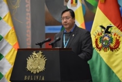 El presidente de Bolivia, Luis Arce, en una ceremonia de firma de un acuerdo con Rusia para el suministro de 2,6 millones de dosis de la vacuna contra el coronavirus Sputnik V, en La Paz, el 30 de diciembre de 2020.