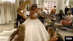 টয়লেট পেপার দিয়ে বিয়ের পোশাক!