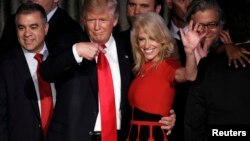 Bà Kellyanne Conway và Tổng thống Trump.