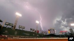 ຟ້າຜ່າ ທີ່ສະໜາມກິລາ Fenway Park ໃນນະຄອນ Boston ໄດ້ງົດການແຂ່ງຂັນກິລາ baseball ລະຫວ່າງທີມ Red Sox ຂອງນະຄອນບັອສຕັນ ແລະ ທີມ Blue Jays ຂອງນະຄອນໂຕຣອນໂຕ ເມື່ອວັນທີ 6 ກັນຍາ 2014.