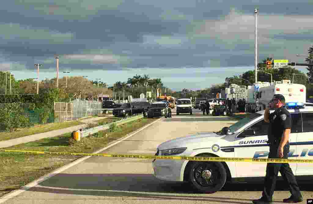 La police patrouille à l&#39;extérieur du&nbsp;lycée Marjory Stoneman Douglas de Parkland après la fusillade, en Floride (États-Unis), le 15 février 2018.