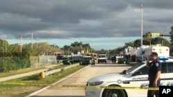 La police patrouille à l'extérieur de l'école secondaire Marjory Stoneman Douglas à la suite d'une fusillade dans une école à Parkland, en Floride (États-Unis), le 15 février 2018. 