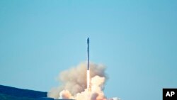 La fusée Falcon 9 de Space-X lancée à la Base aérienne de Vandenberg, Californie, 14 janvier 2017. 