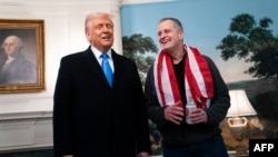 Presidente dos Estados Unidos, Donald Trump (Esq) recebe Marc Fogel (dir) na Casa Branca após ter sido libertado pela Rússia, Washington, 11 fevereiro 2025