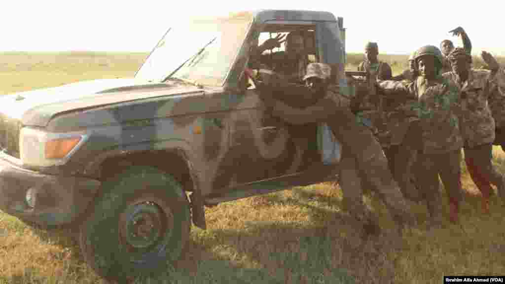 Dakarun Sojojin Najeriya Da Suka Fatattaki 'Yan Boko Haram Daga Kauyen Chikun Gudu A Arewacin Jihar Borno Da Daya Daga Cikin Motar Da Suka Kwato