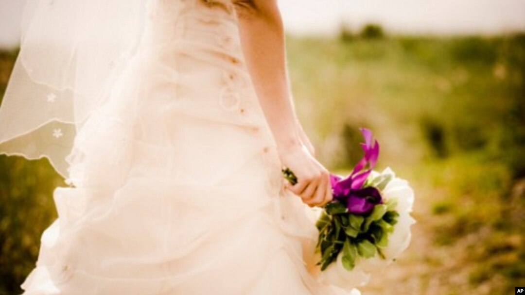 Formal Clothing, Informal Speeches Typical at British Weddings