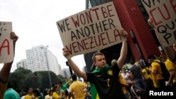 15일 브라질 상파울루에서 지우마 호세프 대통령의 퇴진을 요구하는 시위가 벌어지고 있다.