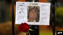 Veliki broj obožavaoca ostavlja poruke ispred crkve "Nova nada" u Njuarku u Nju Džerziju